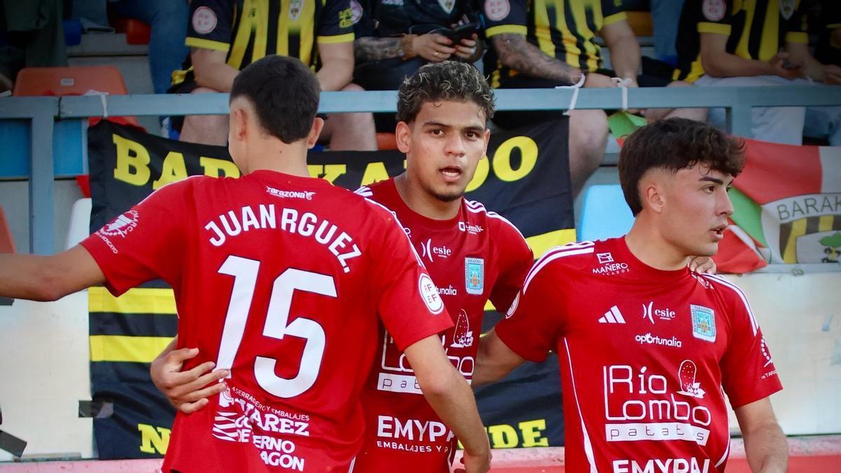 Los jugadores del Tarazona celebran el gol de Cedeño