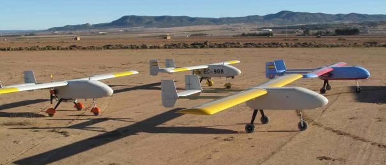 Cuatro aviones no tripulados civiles, en el aeródromo de Almansa.