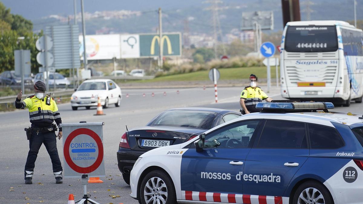 Un control dels Mossos d'Esquadra a la sortida de l'AP-7 a Girona, en una imatge d'arxiu.