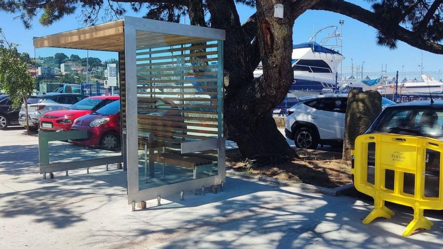 Portos instala una marquesina de autobús en Montero Ríos | GONZALO NÚÑEZ