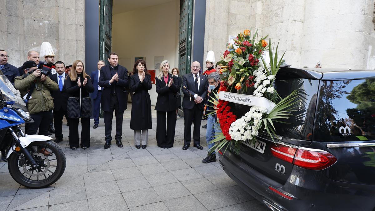 El coche fúnebre llega con los restos mortales de Concha Velasco a la catedral de Valladolid.