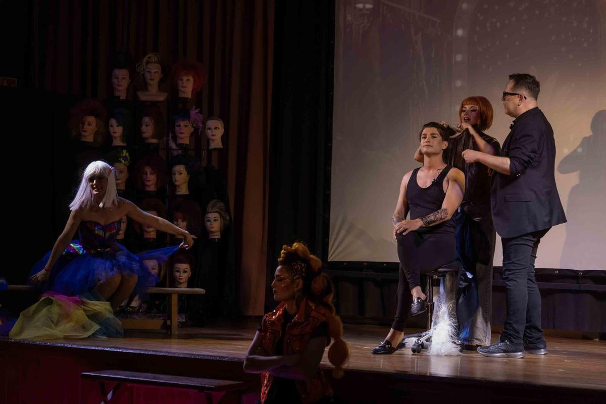 Elche rompe prejuicios: un FP de peluquería impulsa a un joven a cumplir su sueño drag a través de teatro Elche rompe prejuicios: un FP de peluquería impulsa a un joven a cumplir su sueño drag a través de teatro