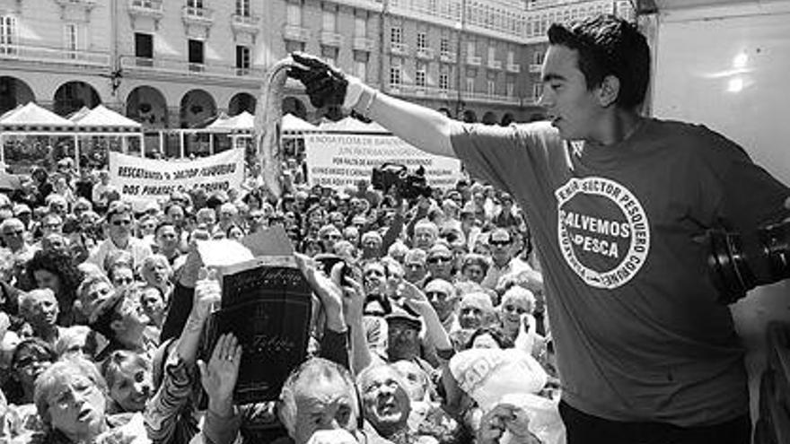 Un marinero reparte pescado fresco, ayer durante la movilización de A Coruña. / Víctor Echave