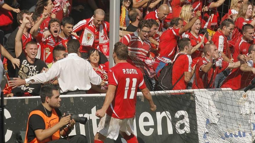 El exgrana Paco Sutil celebra la victoria del Murcia en el Cartagonova en la 2011-2012.