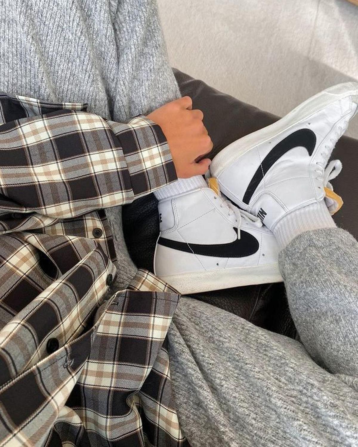 El look de la 'influencer' Lucía Pombo con zapatillas Nike 'Blazer'