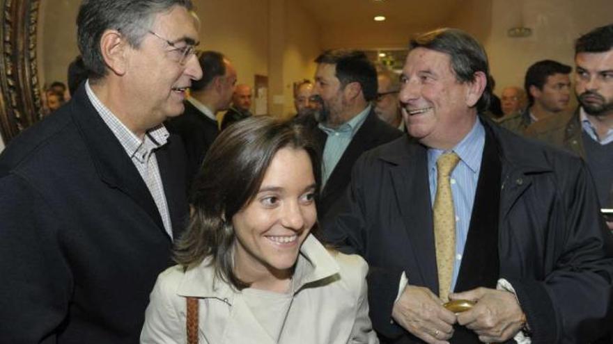 Salvador Fernández Moreda, Inés Rey y Francisco Vázquez, ayer, antes de comenzar el acto en el Circo de Artesanos. / víctor echave