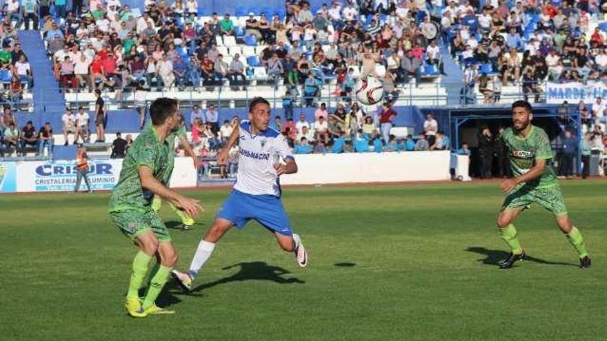 El ariete fuengiroleño Juanfri, que anotó el único tanto del Marbella, presiona a un rival.