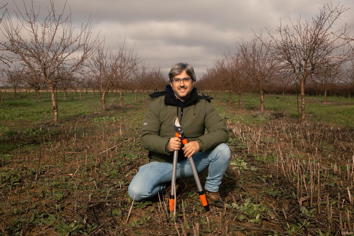 Jesús Laso, técnico de Itagra, posa en la plantación de olivos, almendros y avellanos en Grijota (Palencia)