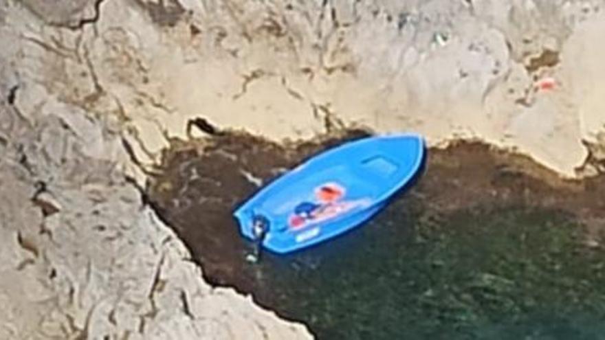 Nicht viel mehr als eine Nussschale: das im Nationalpark Cabrera angelangte Boot.