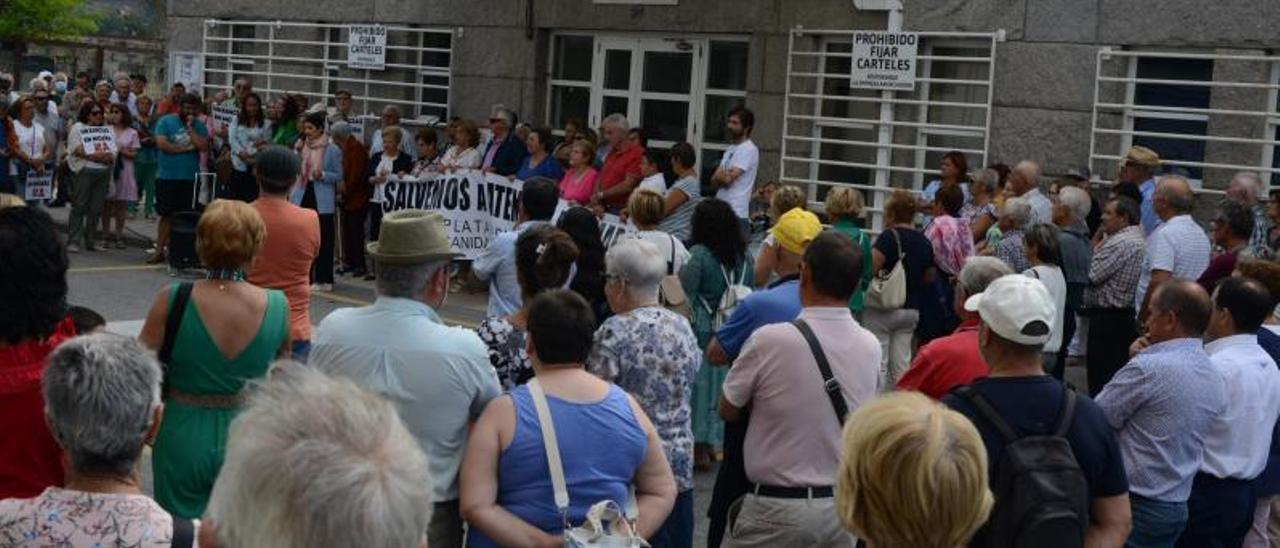 La alcaldesa de Moaña, Leticia Santos, se dirige a los vecinos que participaban ayer en la concentración ante el centro de salud. |   // G.N.