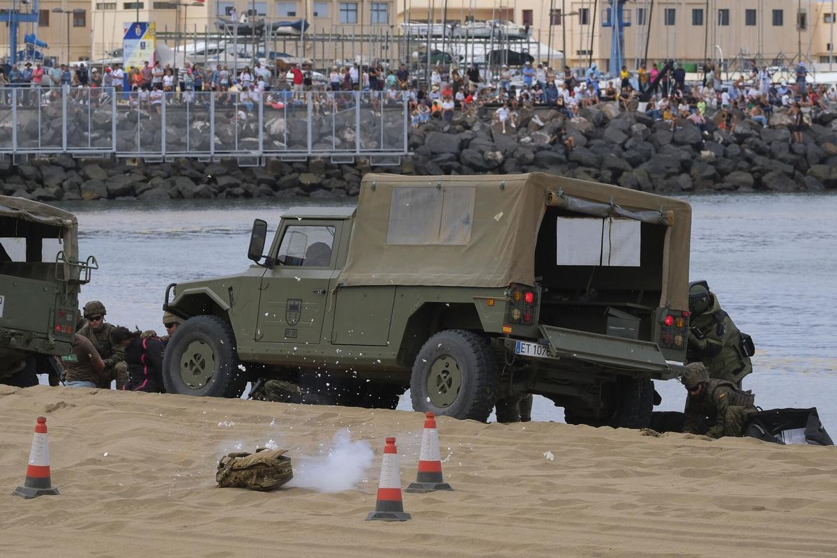 Exhibición por el Día de las Fuerzas Armadas, en la playa de Alcaravaneras Exhibición por el Día de las Fuerzas Armadas, en la playa de Alcaravaneras