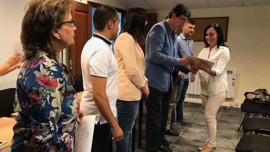 Un momento de la entrega de diplomas en la clausura del Obradoiro de Emprego. // Santos Álvarez