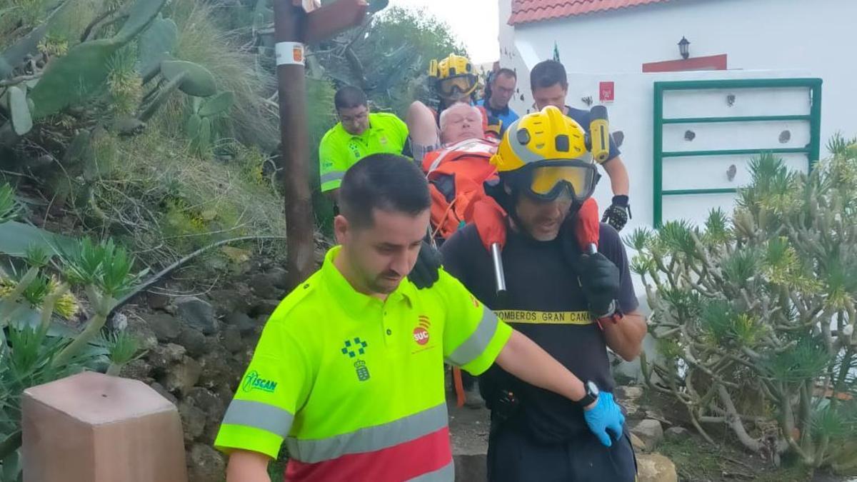 El turista accidentado, en el momento de su traslado este martes en el valle de Agaete.