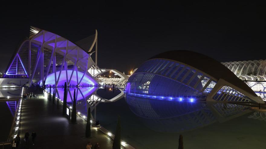 La Ciudad de las Artes se ilumina por el 200 aniversario de la Policía Nacional