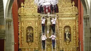 El Santo Cristo de Telde baja la mirada de cientos de feligreses