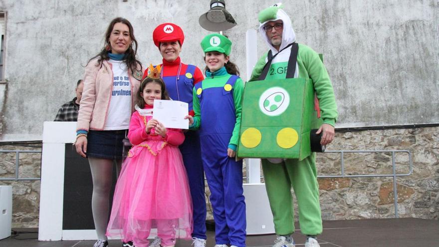 La alcaldesa, Maite Tocino, entregando premios de carnaval.