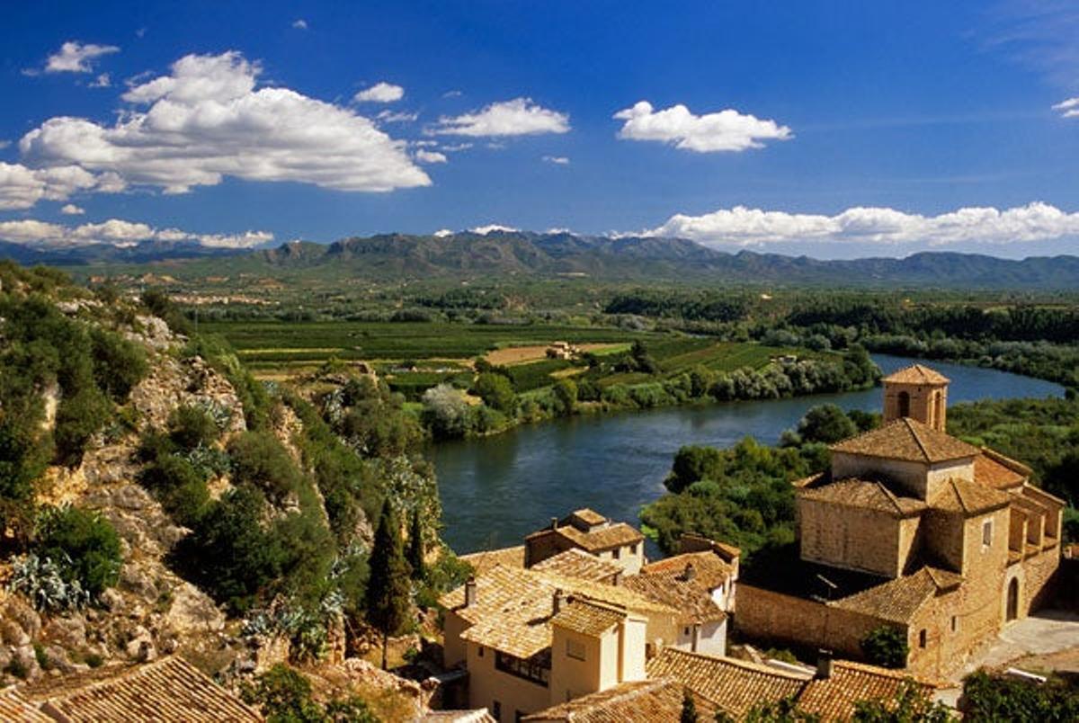 Miravet, situado a 62 km de Tarragona, cuenta con un conjunto arquitectónico considerado como uno de los mejores ejemplos de la arquitectura románica de Cataluña. El castillo ha sido declarado Monumento de Interés Nacional.
