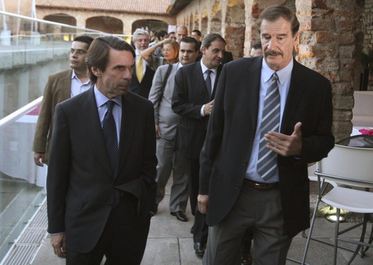 José María Aznar, acompanyat per l’exmandatari mexicà Vicente Fox (dreta).