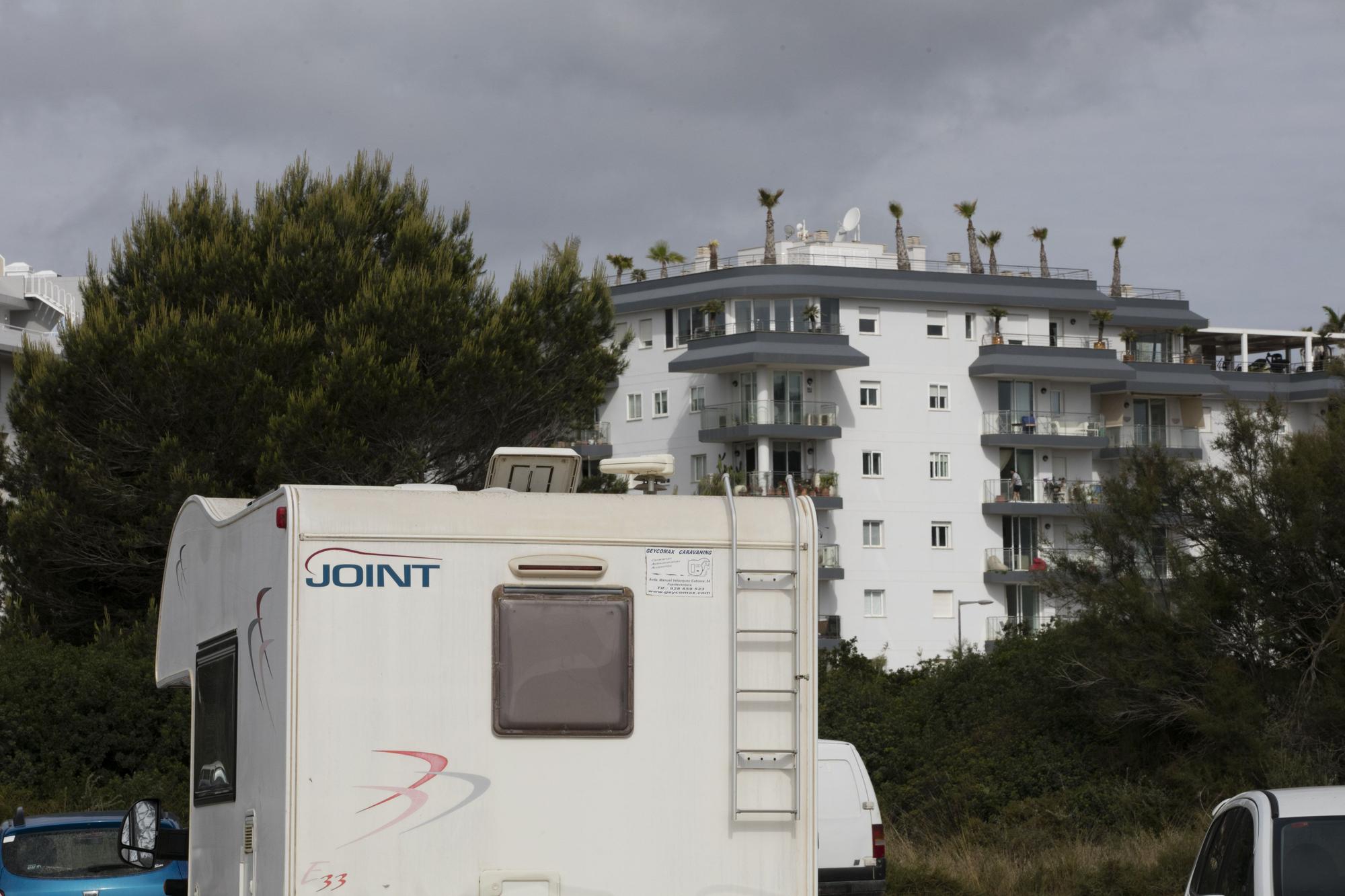 Caravanas en el aparcamiento de Talamanca