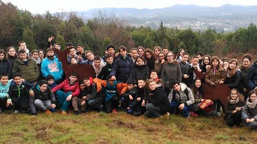 Alumnos del instituto en el área arqueológica de Tourón.