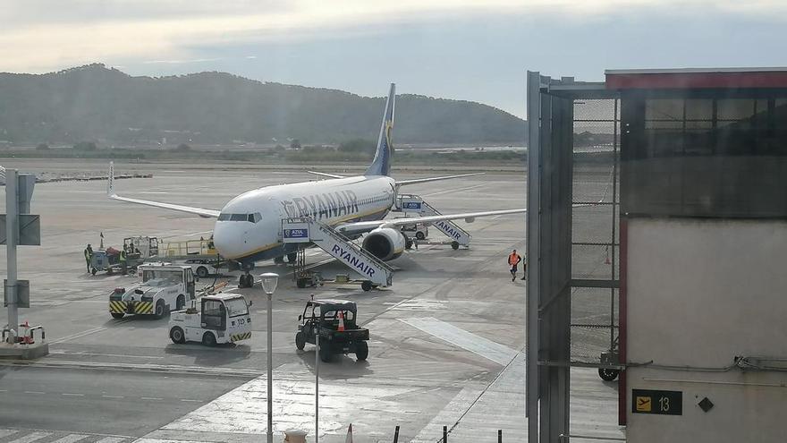 Una puerta atascada obliga a cancelar un vuelo de Ibiza a Madrid