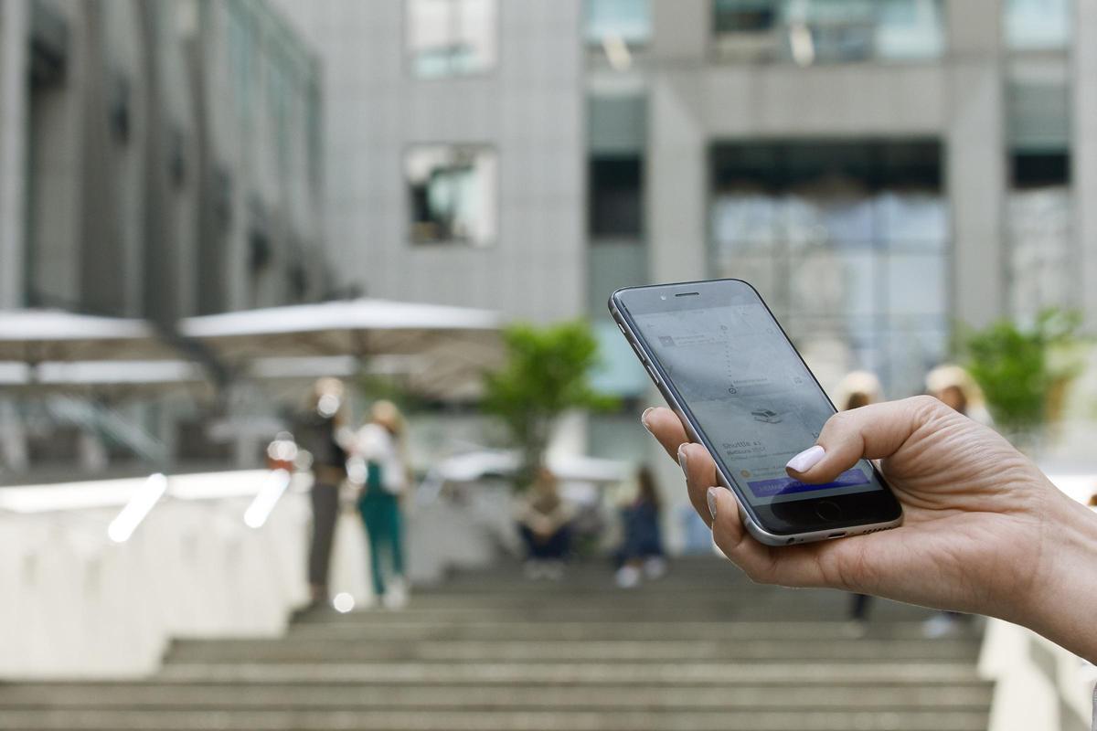 Una persona encargando un Uber a través de la aplicación