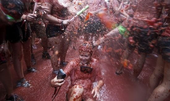 Impactants imatges de la Tomatina de Bunyol