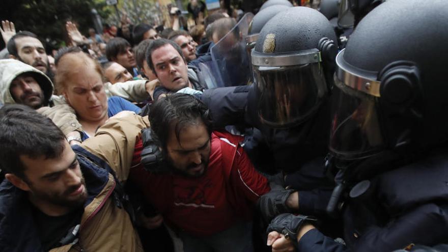 Cordón de seguridad frente a un colegio en Barcelona.