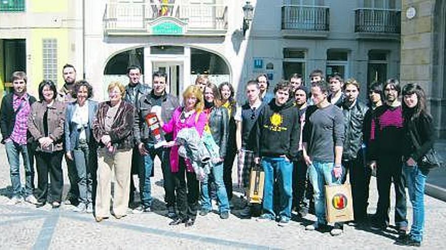 Músicos y políticos tras la presentación del II Concierto «Coma».