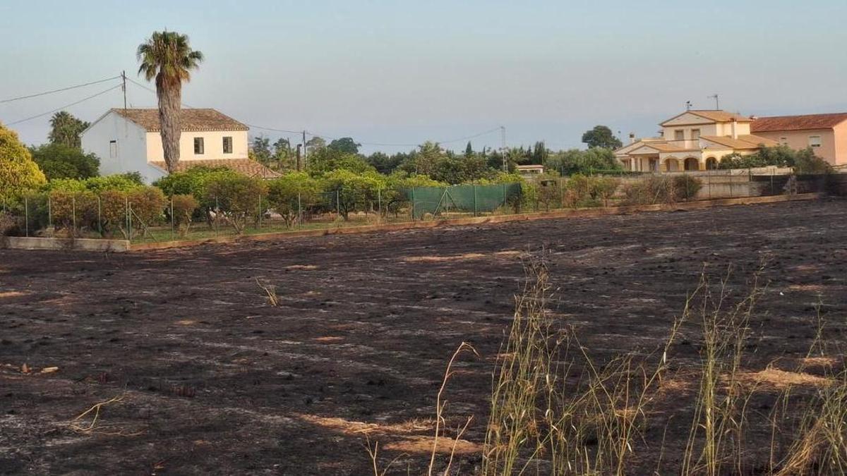 El fuego llegó a los muros perimetrales de varias casas