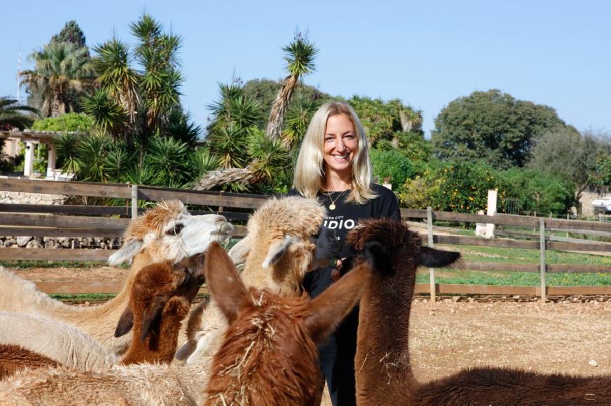 Tanja Hermanns sorgt momentan mit Hansi Nagler und Lisa Heine dafür, dass auf der Alpaka-Finca alles glatt läuft