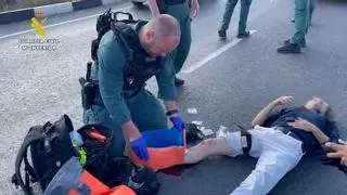 La Guardia Civil auxilia a un motorista accidentado en Torrevieja con una fuerte hemorragia