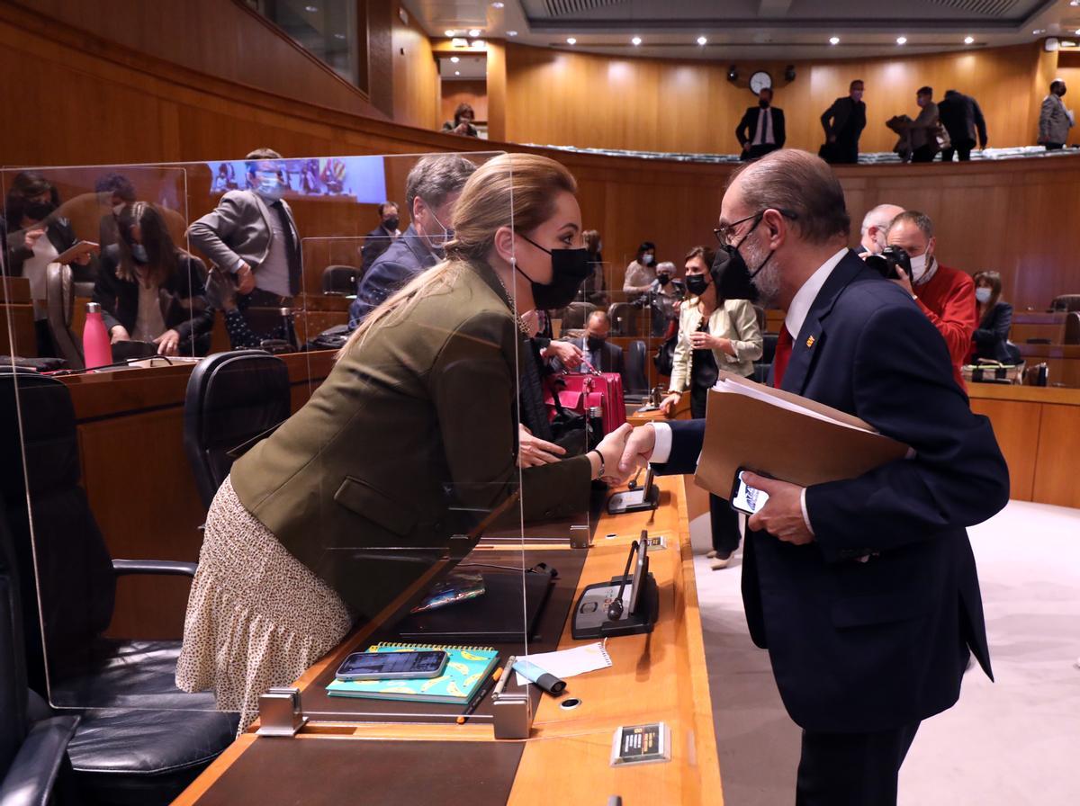 Lambán saluda a Maru Díaz, en el último debate de la comunidad.