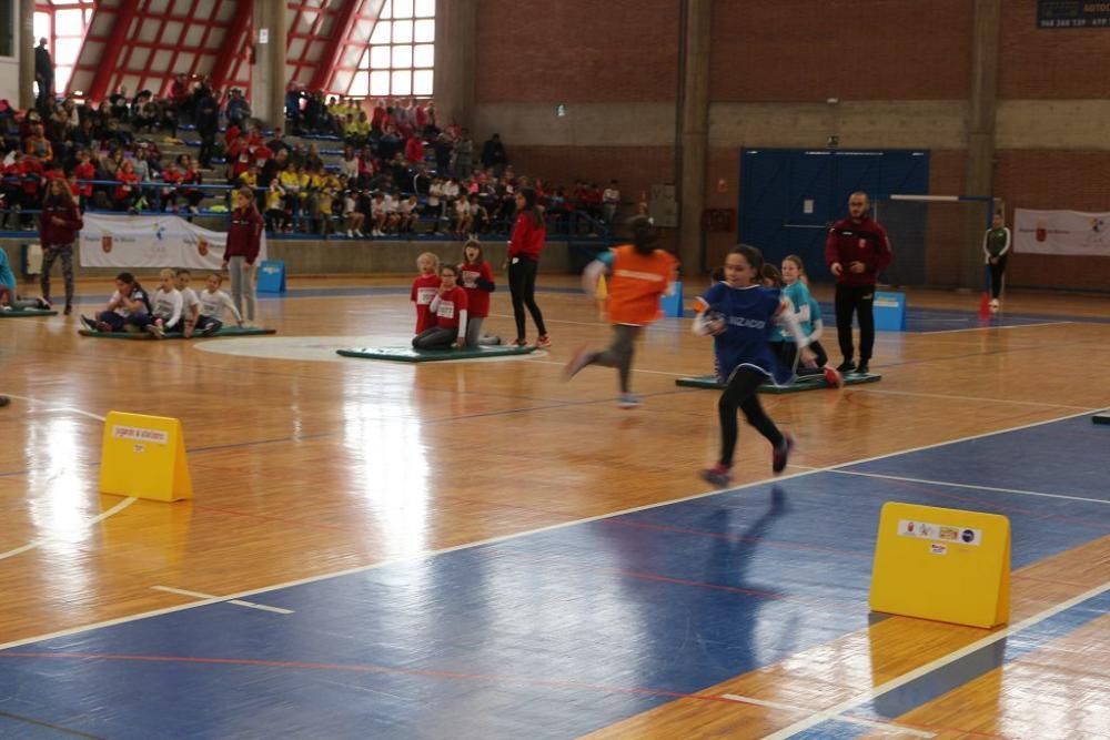 Jugando al atletismo en Alcantarilla