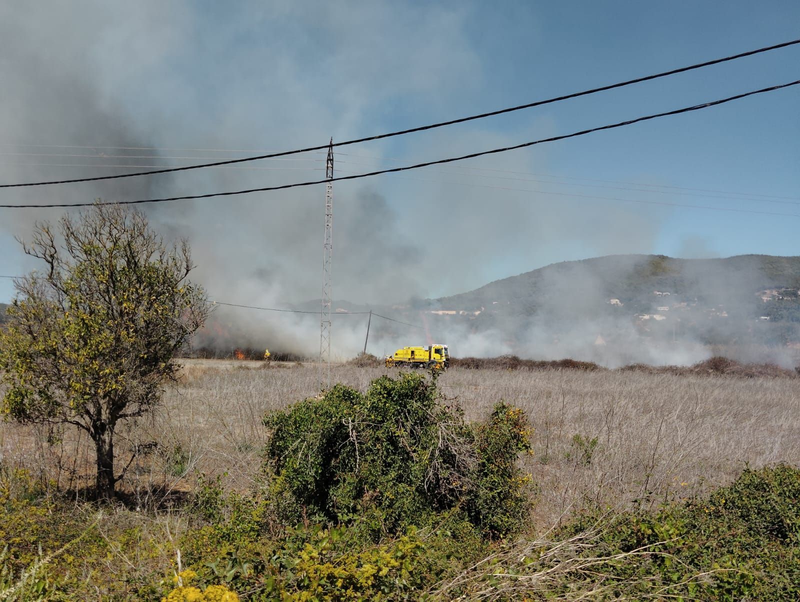 Galería: Incendio en la entrada de Santa Eulària