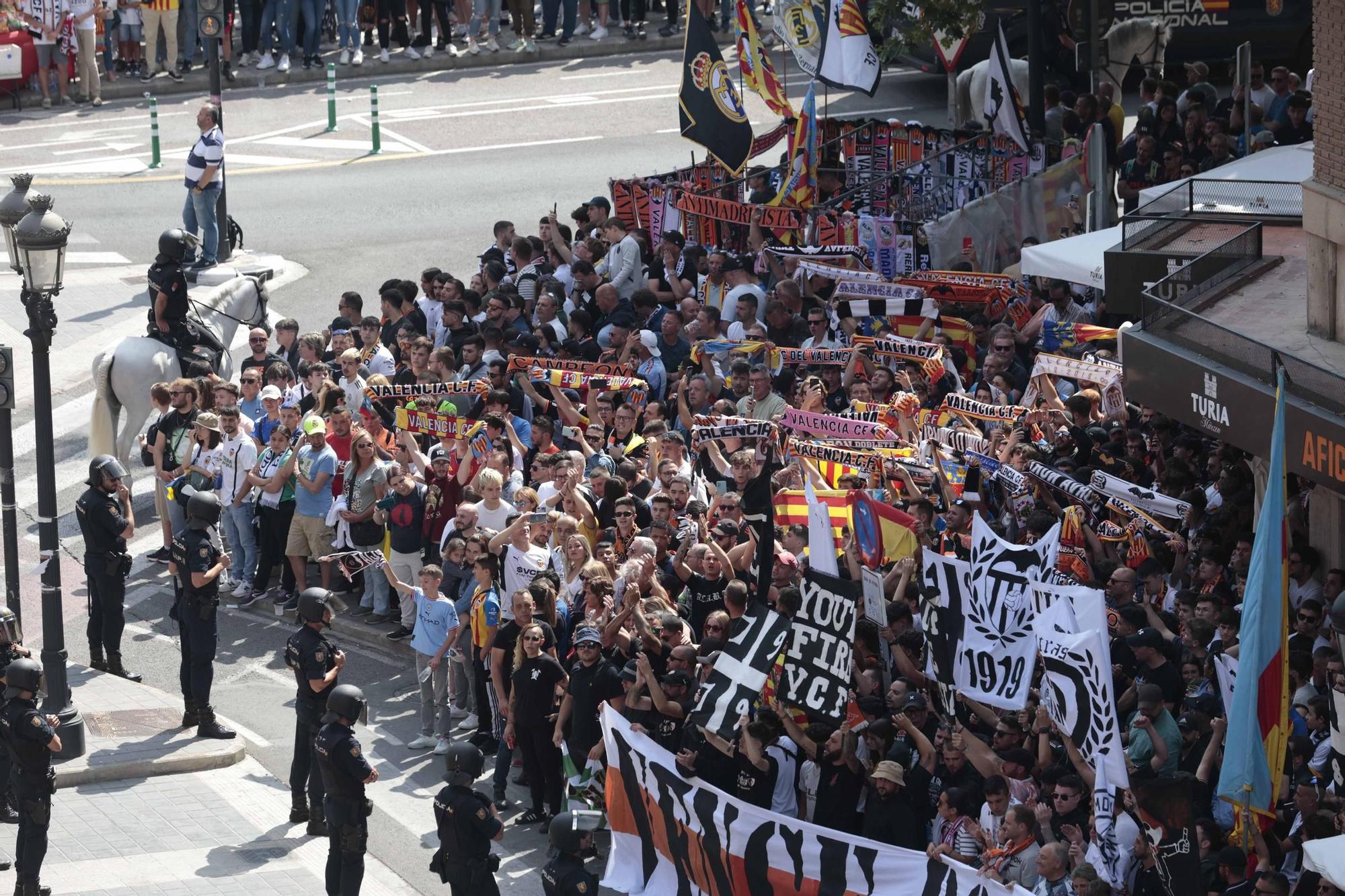 Ambientazo en la llegada de los equipos