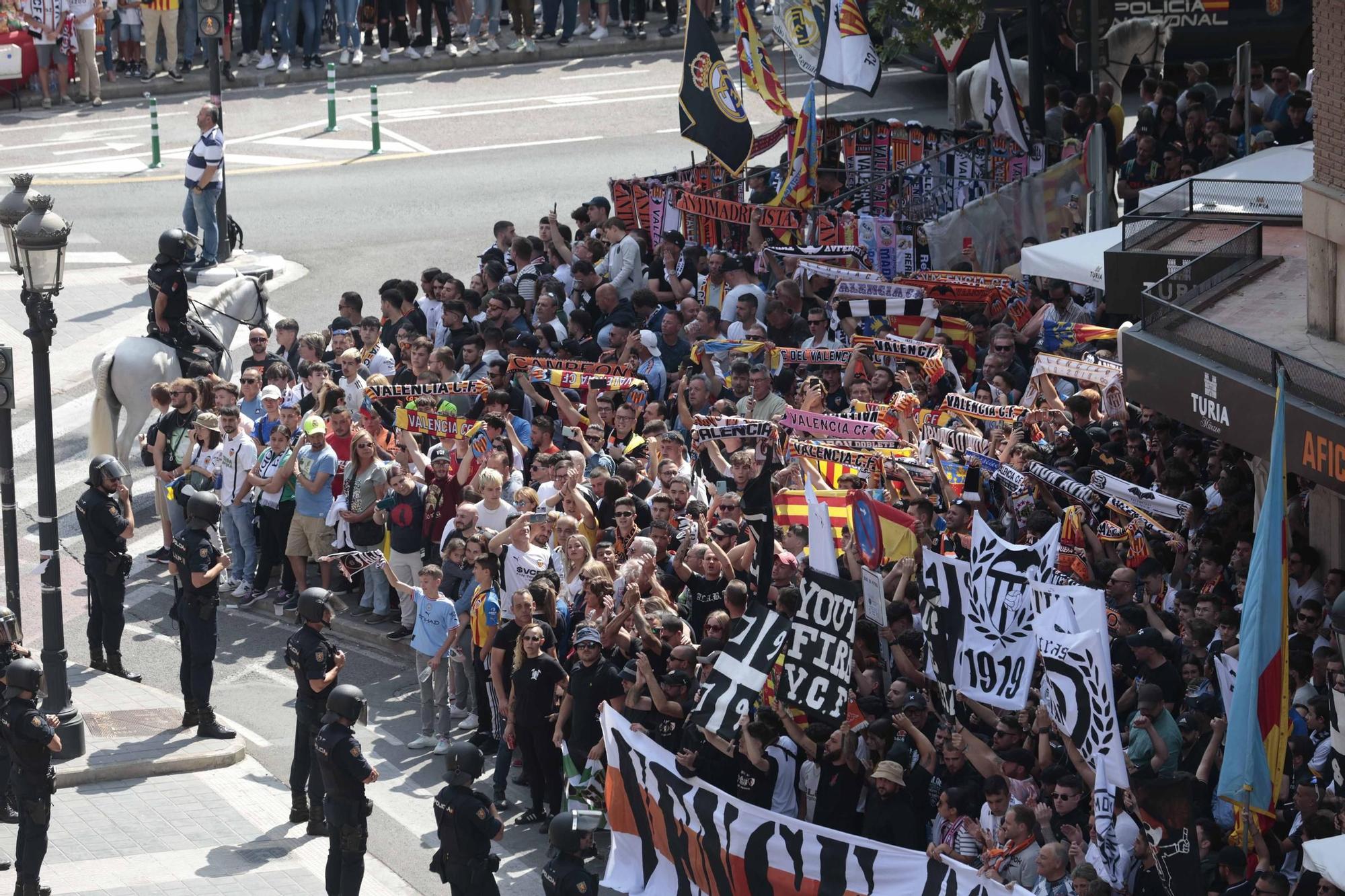 Ambientazo en la llegada de los equipos