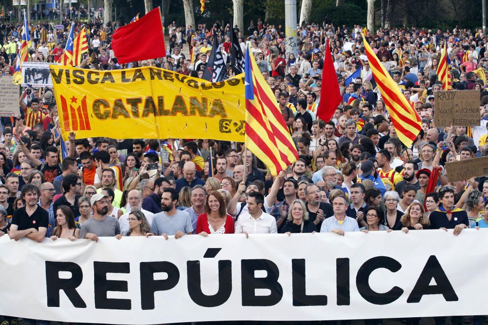 Manifestació històrica a Girona per rebutjar la violència policial l'1-O