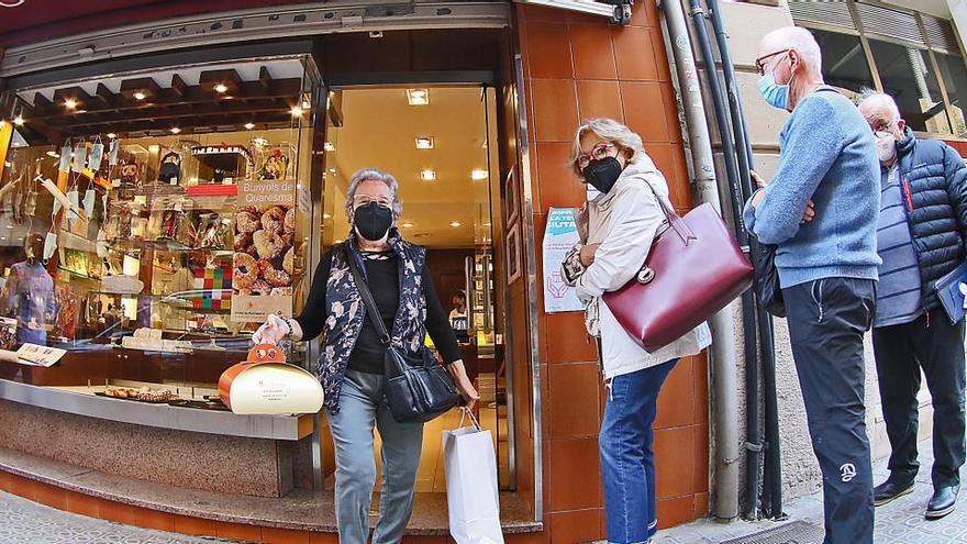 Gent fent cua per comprar la mona a la pastisseria Perarnau de Manresa