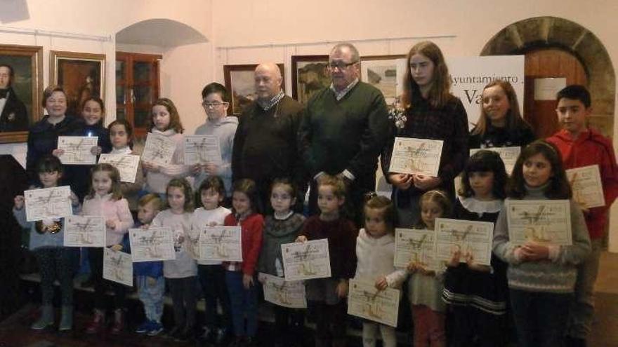 Foto de familia de los ganadores, con el alcalde de Valdés, Simón Guardado, y el concejal de Cultura, Gumersindo Cuervo.