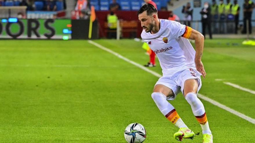 Matías Viña, con el balón, durante un partido con la Roma.