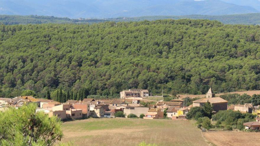 Paisatge altempordanès amb el  poble de Pontós en primer terme.