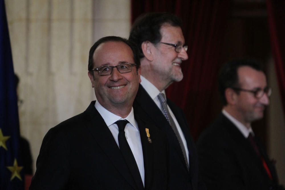 François Hollande y Mariano Rajoy son recibidos con honores junto al Ayuntamiento de Málaga. Antes del almuerzo, han visitado el Museo de Málaga.