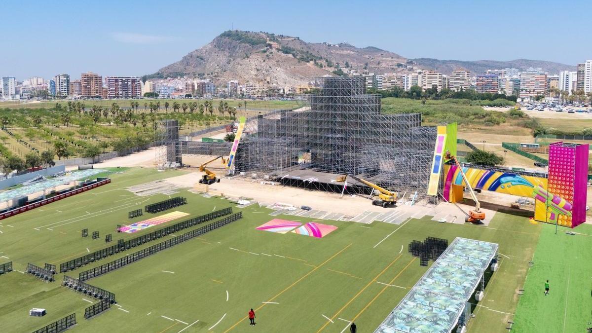 El muntatge de l’escenari principal ja deixa veure la seua enorme grandària