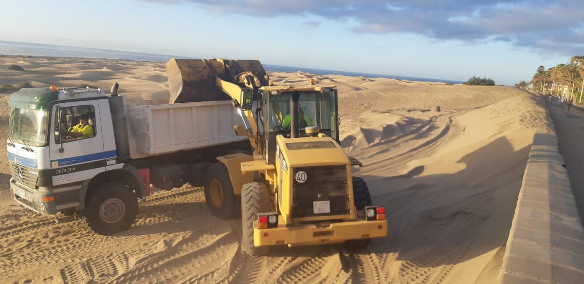Un tractor carga la arena sobre un camión en las dunas, la semana pasada.