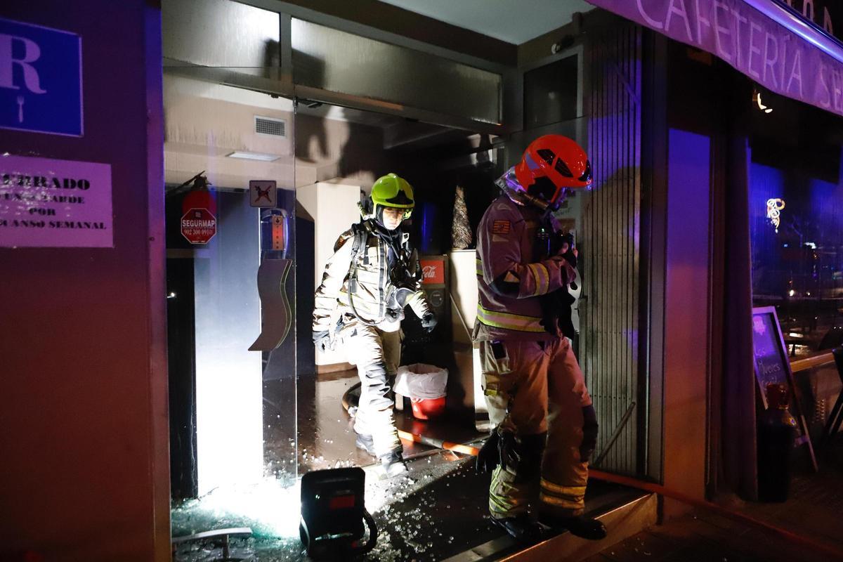 En imágenes | Susto por un incendio en el interior de un histórico bar ...