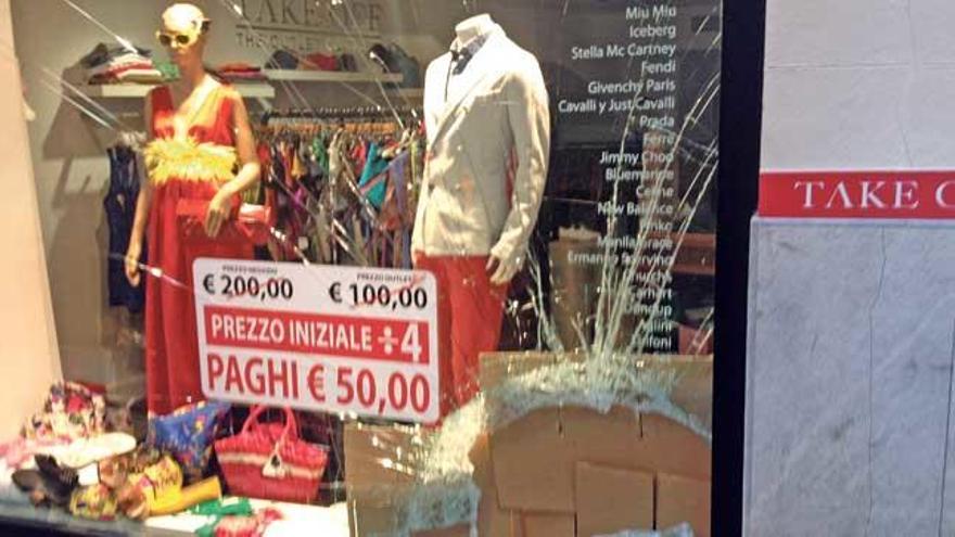 El escaparate de la tienda de ropa de la calle Can Brondo, en Palma, fue fracturado.