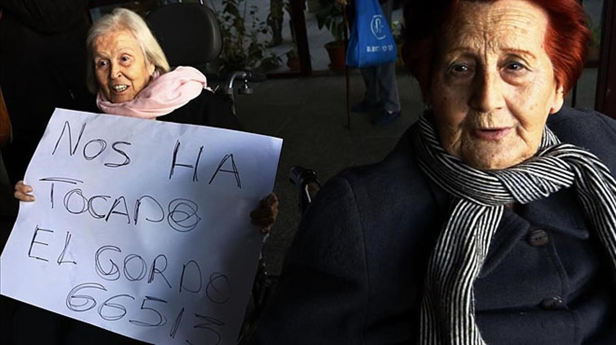 Rosario mostra orgullosa el número del Gordo, avui a la residència Peñuelas, a Madrid.