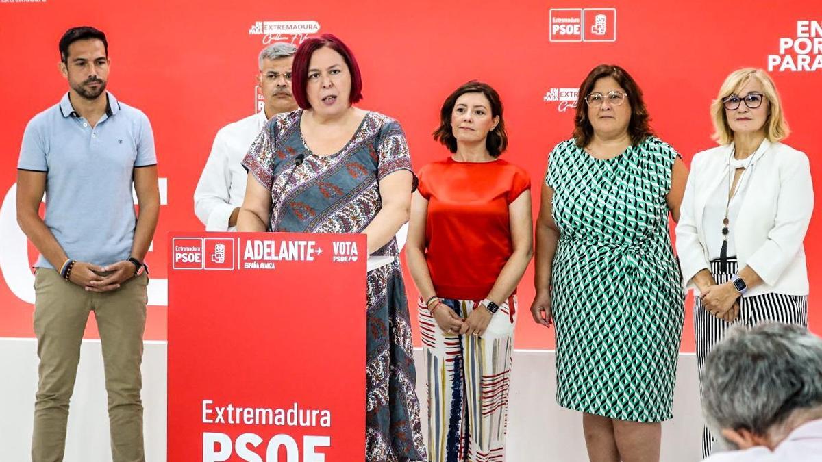 La número 1 del PSOE al Congreso por Cáceres, Begoña García Berna, junto a otros candidatos, este lunes.