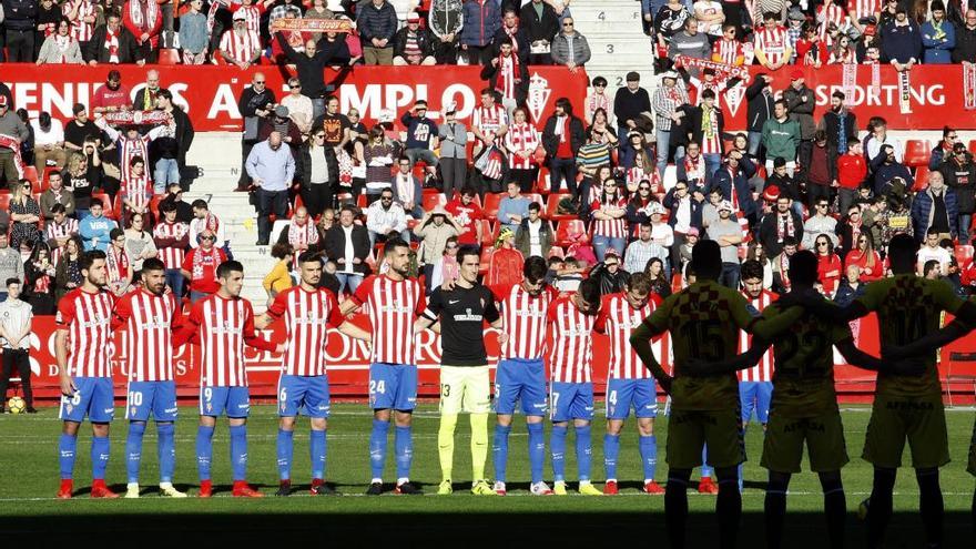 Minuto de silencio en El Molinón en el encuentro frente al Nàstic de esta temporada